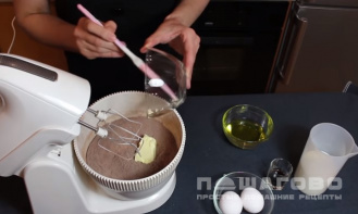 Фото приготовления рецепта: Шоколадный кекс в мультиварке - шаг 3
