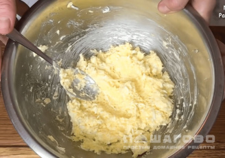 Фото приготовления рецепта: Рулетики из ветчины с сыром и яйцом - шаг 1