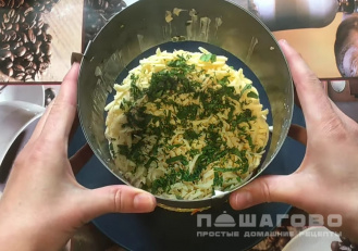 Фото приготовления рецепта: Слоеный салат с курицей и корейской морковью - шаг 10