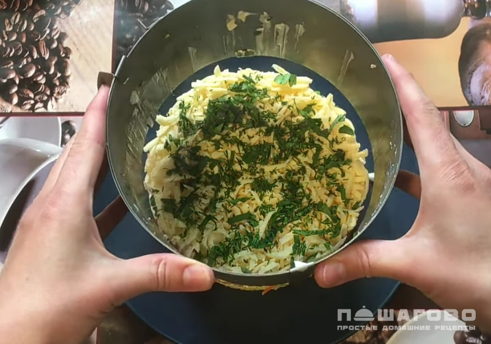 Фото приготовления рецепта: Слоеный салат с курицей и корейской морковью - шаг 10