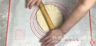 Фото приготовления рецепта: Хачапури с сыром сулугуни из дрожжевого теста - шаг 11