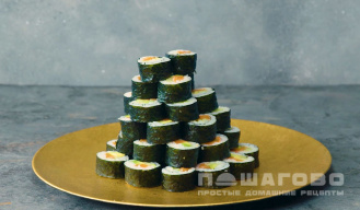 Фото приготовления рецепта: Новогодняя елка из суши - шаг 4