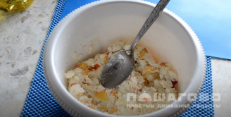 Фото приготовления рецепта: Сырники с персиками - шаг 5