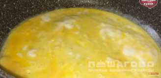 Фото приготовления рецепта: Салат с кальмарами, яблоками и сыром - шаг 2
