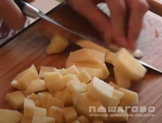 Фото приготовления рецепта: Рецепт борща со свеклой и капустой в мультиварке - шаг 6