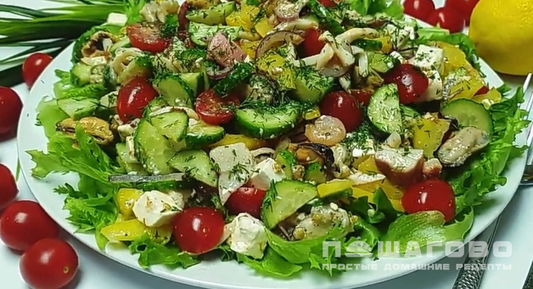 Легкий овощной салат с морепродуктами в масле