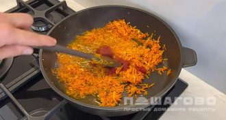 Фото приготовления рецепта: Макароны с фрикадельками в сковороде - шаг 8
