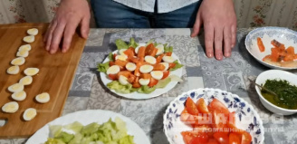 Фото приготовления рецепта: Салат с перепелиными яйцами, семгой и томатами черри - шаг 7