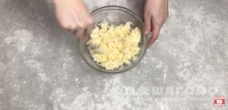 Фото приготовления рецепта: Хачапури с сыром сулугуни из дрожжевого теста - шаг 7