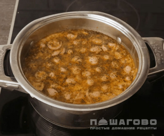 Фото приготовления рецепта: Сырный суп с сосисками - шаг 5