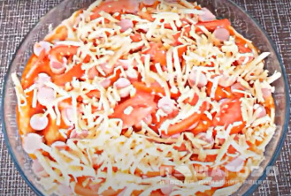 Фото приготовления рецепта: Пицца с сосисками и помидорами - шаг 11