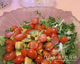 Фото приготовления рецепта: Салат с авокадо, помидорами и креветками - шаг 5