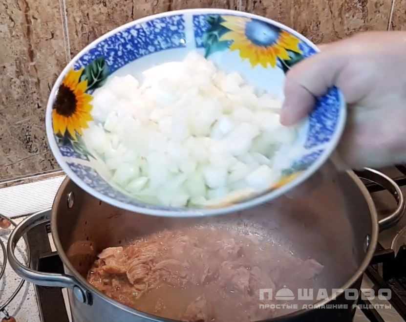 Фото приготовления рецепта: Суп щавелевый с тушенкой - шаг 2