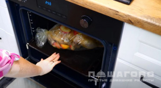 Фото приготовления рецепта: Индоутка в рукаве в духовке - шаг 5