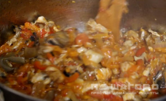 Фото приготовления рецепта: Салат с грибами на зиму - шаг 6