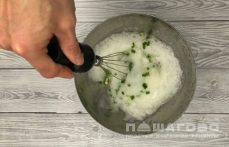 Фото приготовления рецепта: Яичница с сосисками - шаг 3