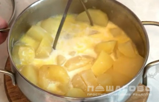 Фото приготовления рецепта: Вареные сосиски с картофельным пюре - шаг 3