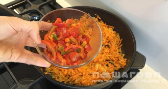 Фото приготовления рецепта: Тушенная скумбрия с овощами на сковороде - шаг 6
