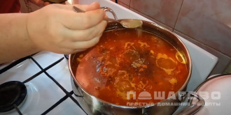 Фото приготовления рецепта: Рисовый суп с картофелем, помидором и чесноком - шаг 9