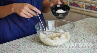 Фото приготовления рецепта: Картофельные оладьи - шаг 2