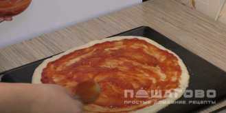 Фото приготовления рецепта: Пицца с колбасой - шаг 11