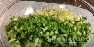 Фото приготовления рецепта: Салат с капустой, крабовыми палочками и кукурузой - шаг 3