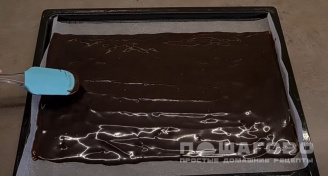 Фото приготовления рецепта: Шоколадный медовый торт - шаг 6