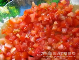 Фото приготовления рецепта: Слоеный салат с помидорами и крабовыми палочками - шаг 1