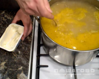 Фото приготовления рецепта: Сливочный суп с грибами и плавленным сыром - шаг 4