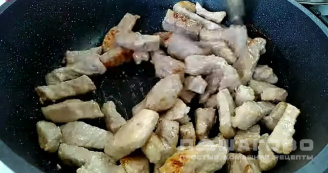 Фото приготовления рецепта: Азу из свинины с солеными огурцами без картошки - шаг 3