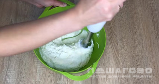 Фото приготовления рецепта: Чизкейк с творожно-сметанным желе и клубникой - шаг 6