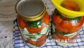 Фото приготовления рецепта: Маринованная закуска из кабачка, помидора и лука - шаг 4