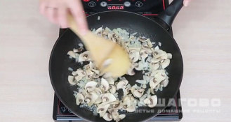 Фото приготовления рецепта: Соус сметанно-грибной - шаг 4