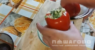 Фото приготовления рецепта: Болгарский перец фаршированный яйцом и сыром - шаг 6