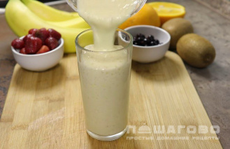 Фото приготовления рецепта: Смузи фруктовый с молоком - шаг 2