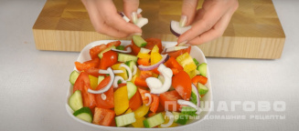 Фото приготовления рецепта: Греческий салат с заправкой - шаг 3
