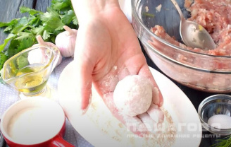Фото приготовления рецепта: Тефтели с картошкой в сметанно-томатном соусе - шаг 6