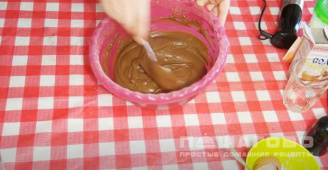 Фото приготовления рецепта: Шоколадные маффины с кусочками шоколада - шаг 3