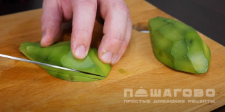 Фото приготовления рецепта: Роллы с семгой, сыром и огурцом - шаг 7