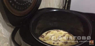 Фото приготовления рецепта: Банановый пирог в мультиварке - шаг 4