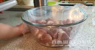 Фото приготовления рецепта: Колбаса в ветчиннице - шаг 2