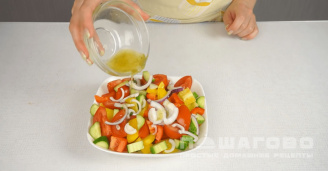 Фото приготовления рецепта: Греческий салат с заправкой - шаг 4