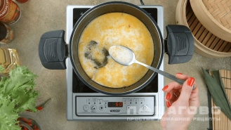 Фото приготовления рецепта: Тайский куриный суп с кокосовым молоком и лимонной травой - шаг 3