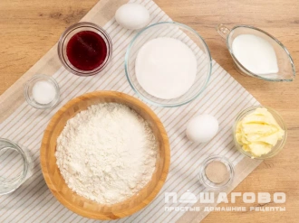 Фото приготовления рецепта: Сахарные булочки сердечки - шаг 1