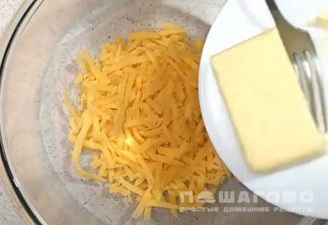 Фото приготовления рецепта: Сырные палочки к супу - шаг 1