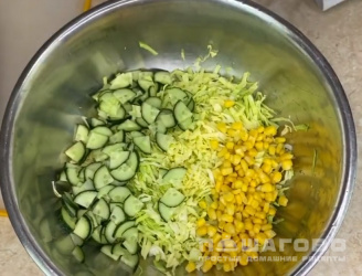 Фото приготовления рецепта: Салат с капустой, огурцами и кукурузой - шаг 3