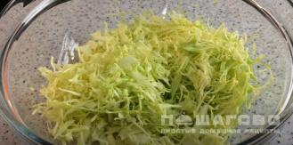 Фото приготовления рецепта: Салат с капустой, крабовыми палочками и кукурузой - шаг 1
