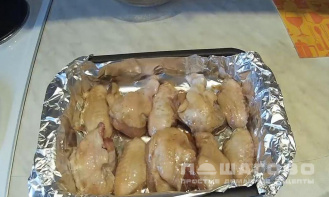 Фото приготовления рецепта: Куриные крылышки в медово-соевом соусе с чесноком - шаг 3