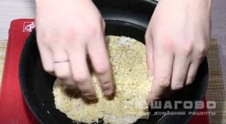 Фото приготовления рецепта: Шницель из свинины на сковороде - шаг 6