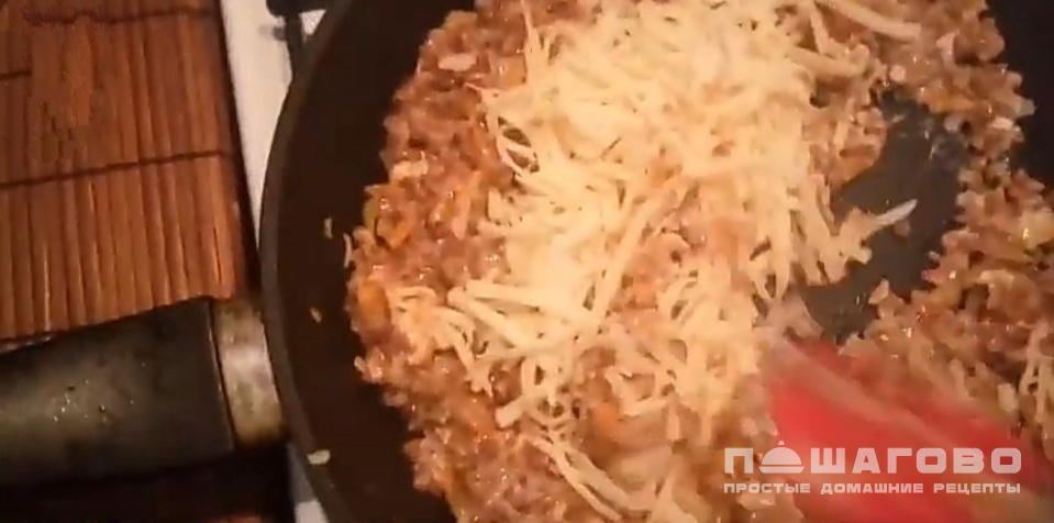 Фото приготовления рецепта: Гречневая каша с сыром и овощами - шаг 5